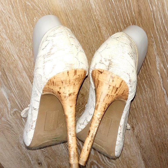 Christian Siriano Beige Lace Over Nude Fabric Heel - Picture 3 of 7